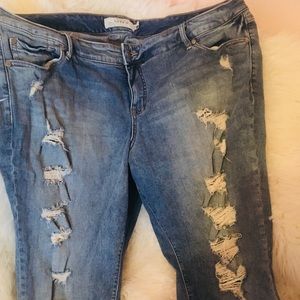 Torrid sz 22 boyfriend jeans w/heavy destruction